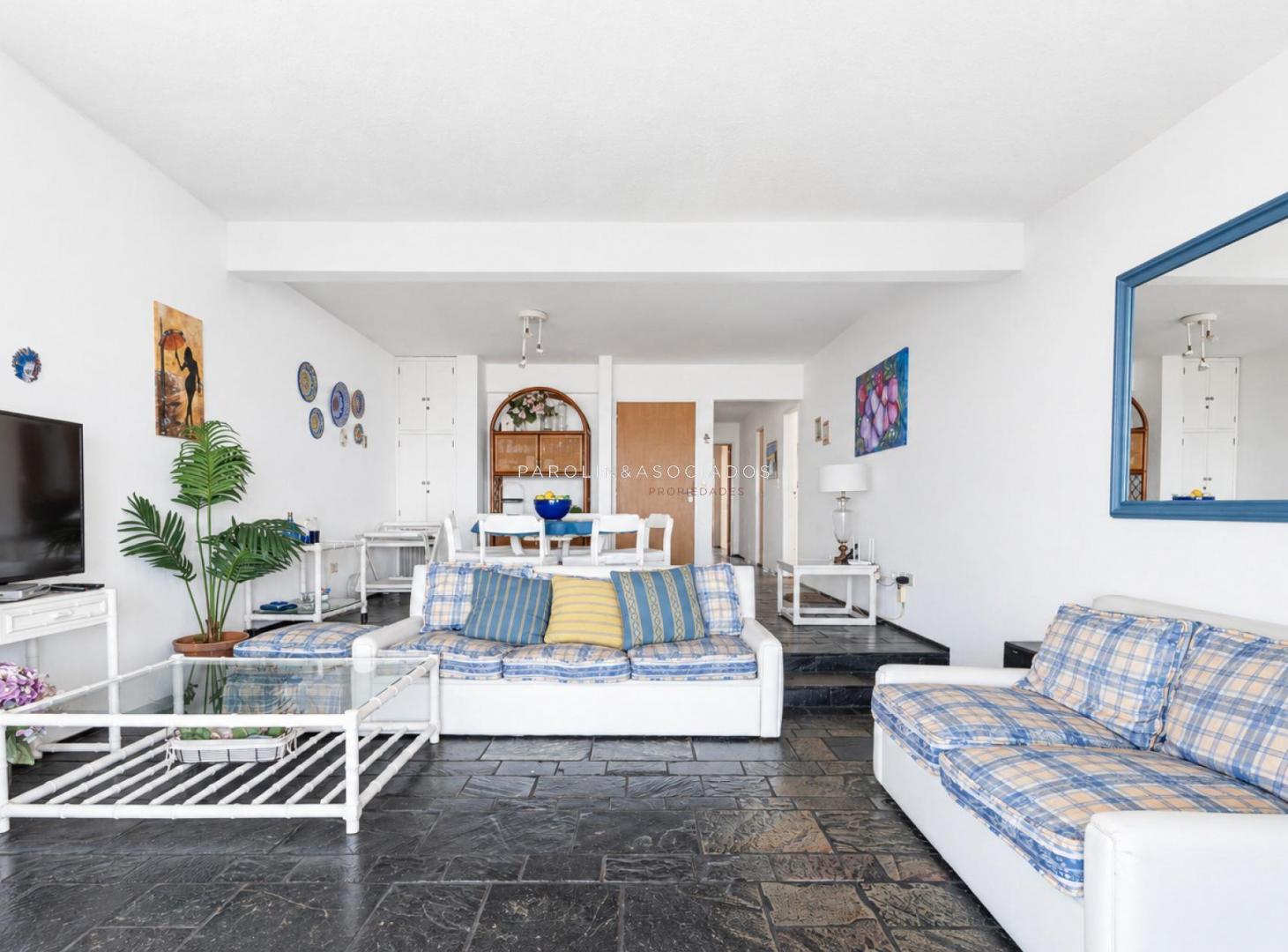 Foto de Venta de apartamento, 3 dormitorios, primera linea playa mansa, imagen 2