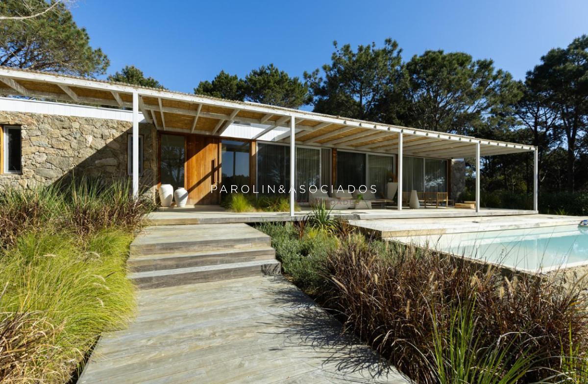 Foto de Casa en Venta de 4 Dormitorios + dependencia en Laguna Escondida, imagen 3