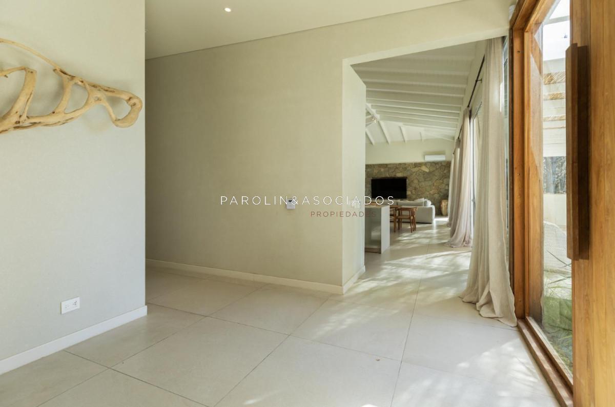 Foto de Casa en Venta de 4 Dormitorios + dependencia en Laguna Escondida, imagen 2