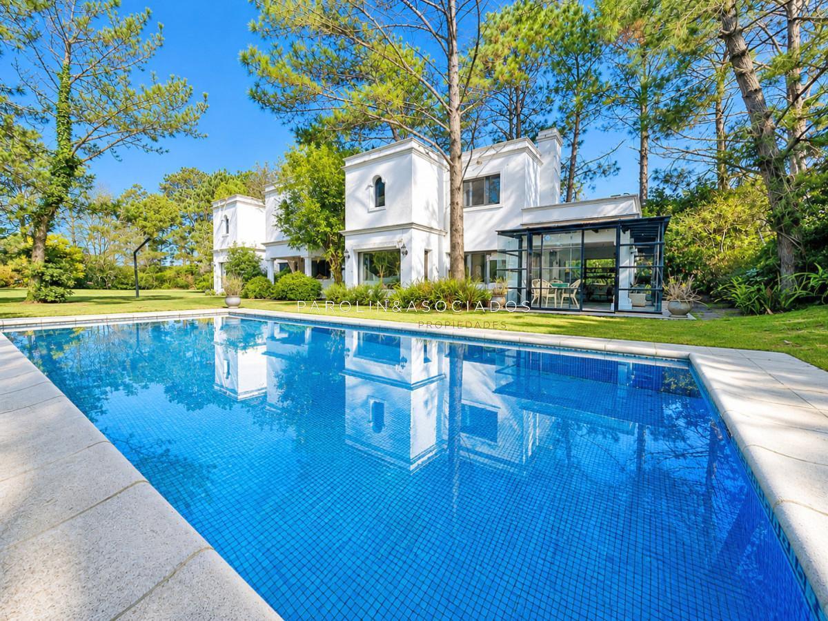 Foto de 6 suites, 750 m² construidos, 3.237 m² de terreno., imagen 1