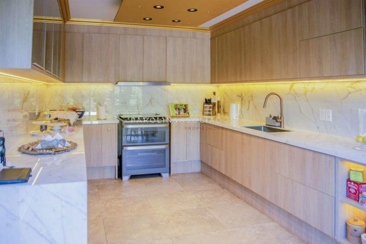 Foto de Casa en Venta de 8 ambientes en barrio Golf, imagen 3