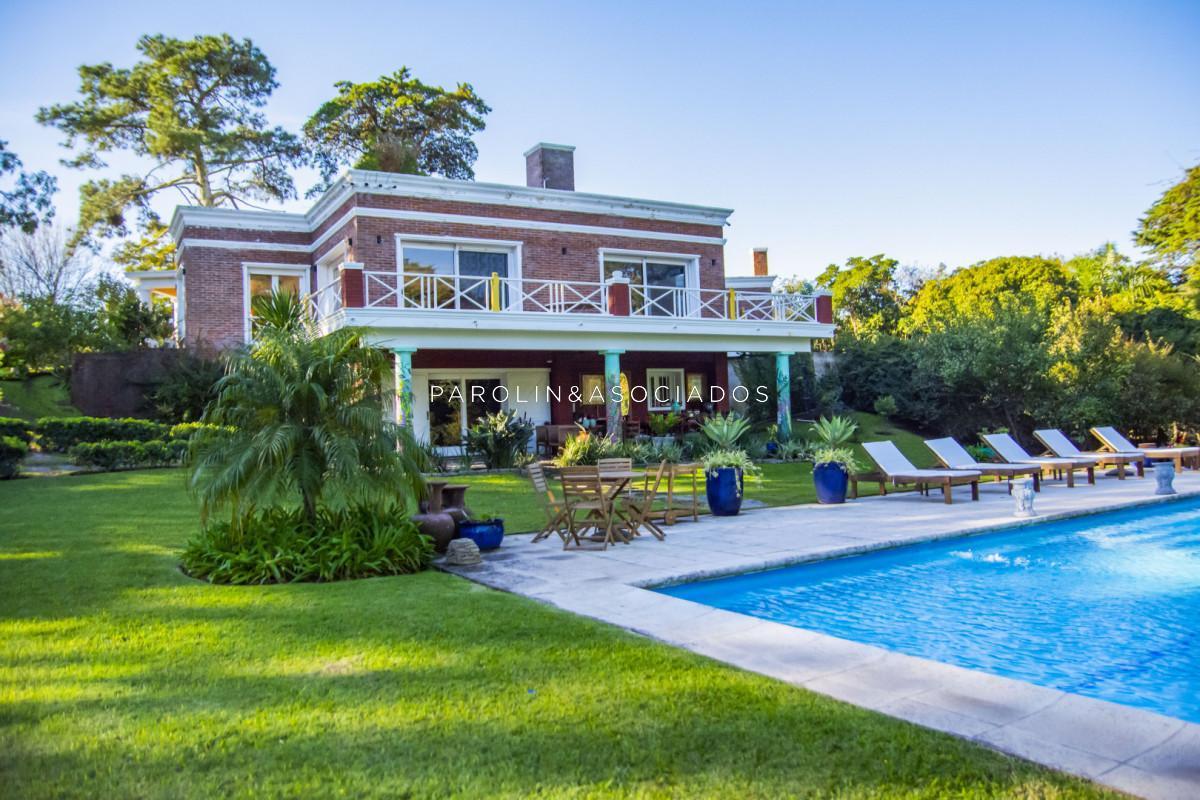 Foto de Casa en Venta de 8 ambientes en barrio Golf, imagen 1