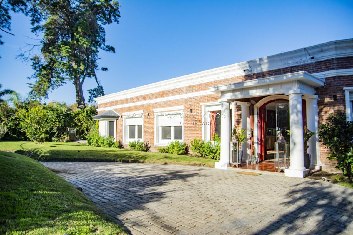 Foto de Casa en Venta de 8 ambientes en barrio Golf, imagen 2