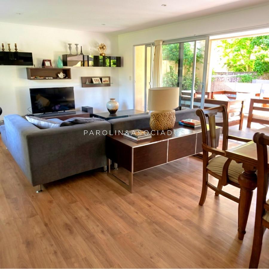Foto de Casa moderna de 3 dormitorios con estilo minimalista cercana al mar, imagen 1