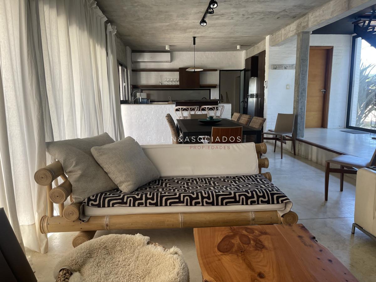 Foto de VENTA- Casa + 5 dormitorios- Manantiales-, imagen 4