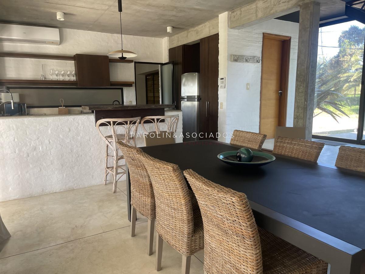 Foto de VENTA- Casa + 5 dormitorios- Manantiales-, imagen 5