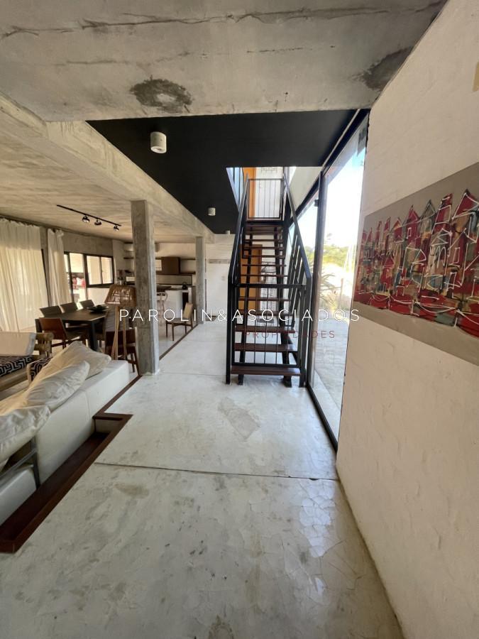 Foto de VENTA- Casa + 5 dormitorios- Manantiales-, imagen 2