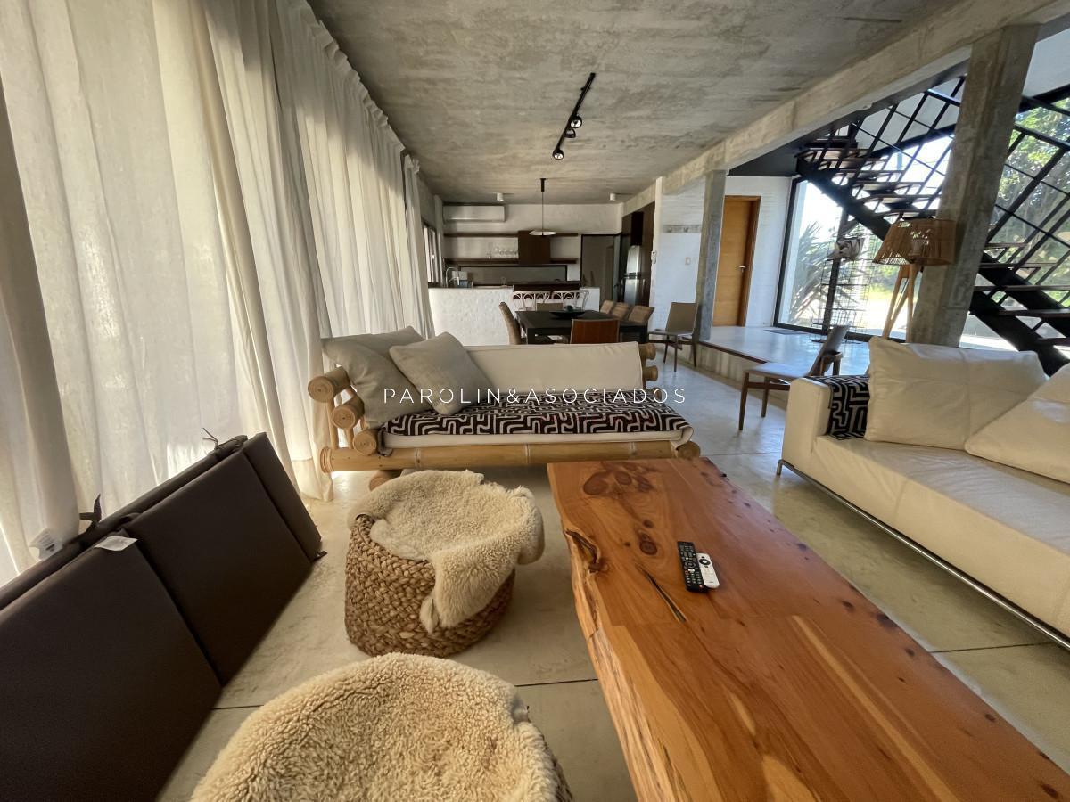 Foto de VENTA- Casa + 5 dormitorios- Manantiales-, imagen 3