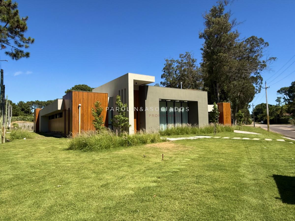 Foto de Residencia a estrenar en venta Barrio Lugano - Punta del Este, imagen 1