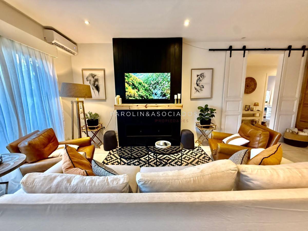 Foto de Casa moderna en Barrio Privado, 4 dormitorios, piscina climatizada, imagen 3
