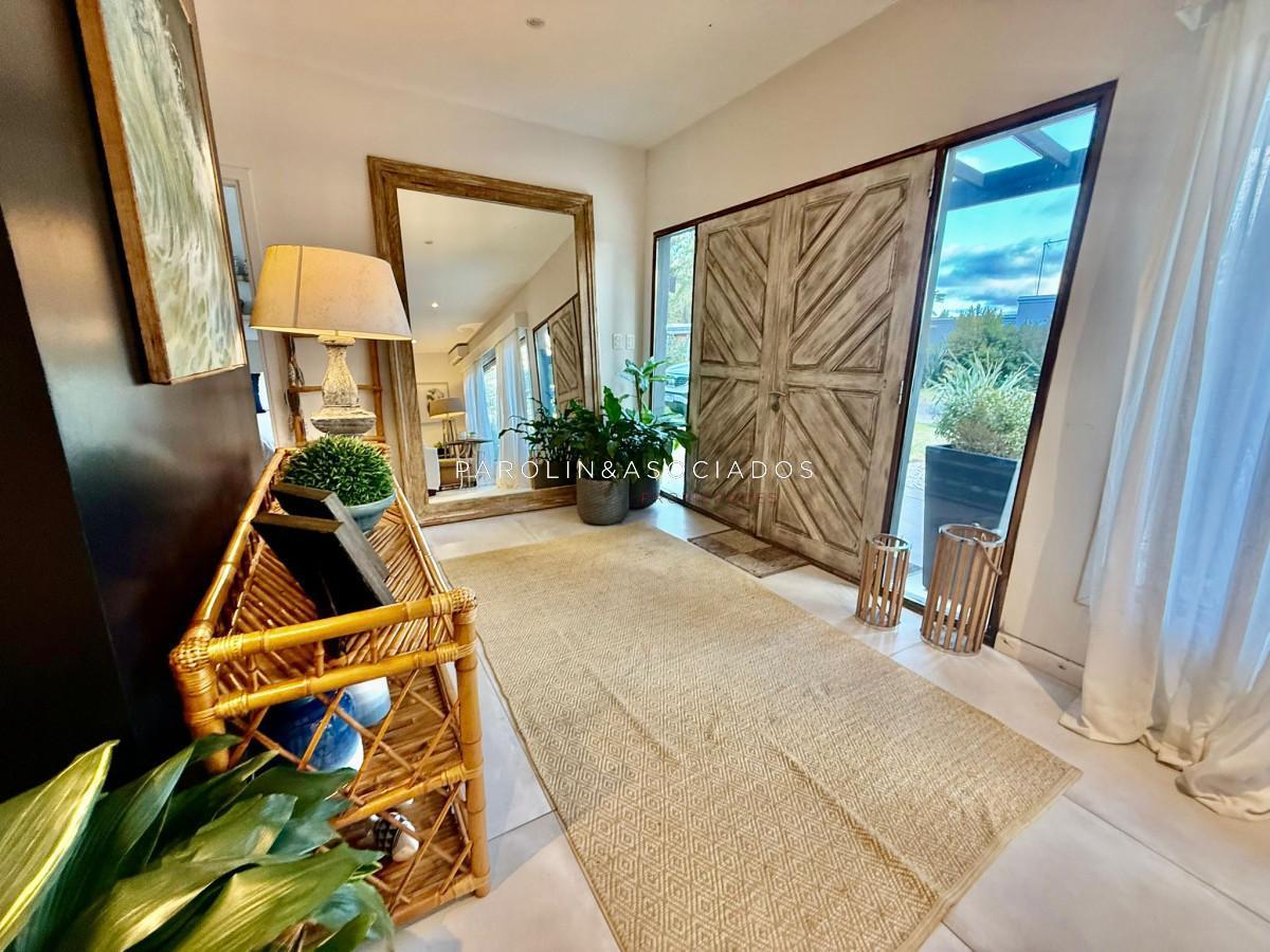 Foto de Casa moderna en Barrio Privado, 4 dormitorios, piscina climatizada, imagen 1