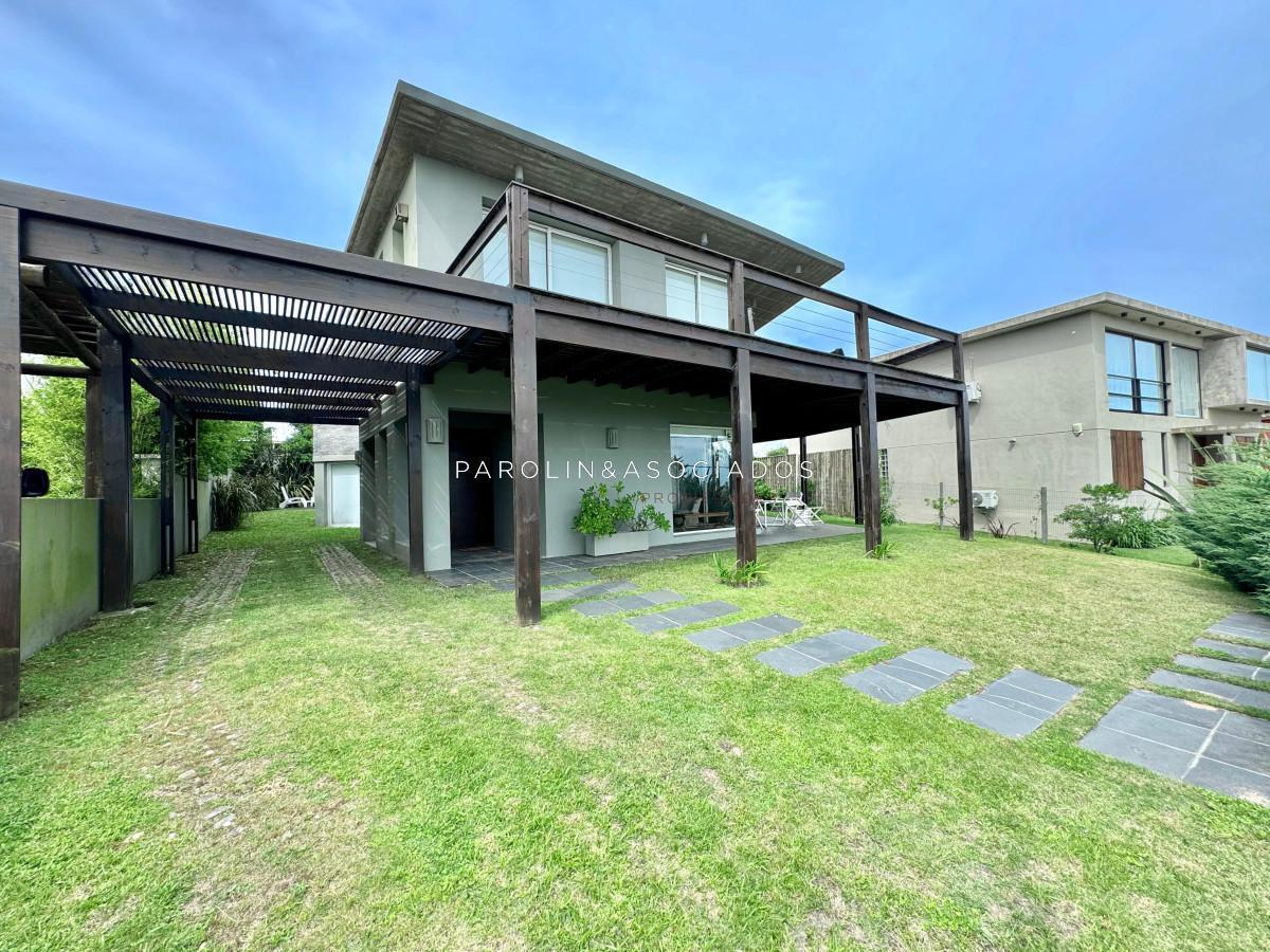 Foto de Casa en Venta de 5 Dormitorios en Manantiales, imagen 2