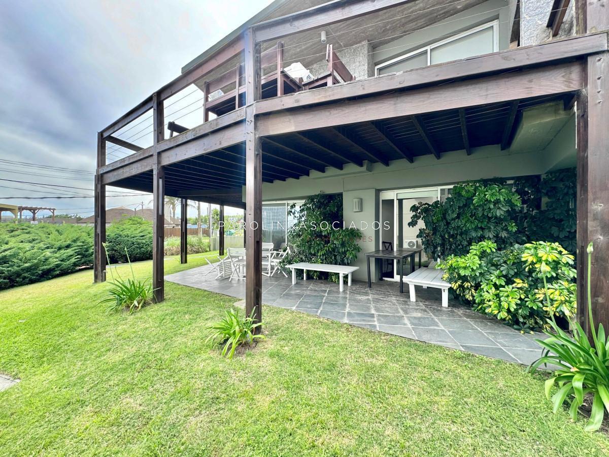 Foto de Casa en Venta de 5 Dormitorios en Manantiales, imagen 3