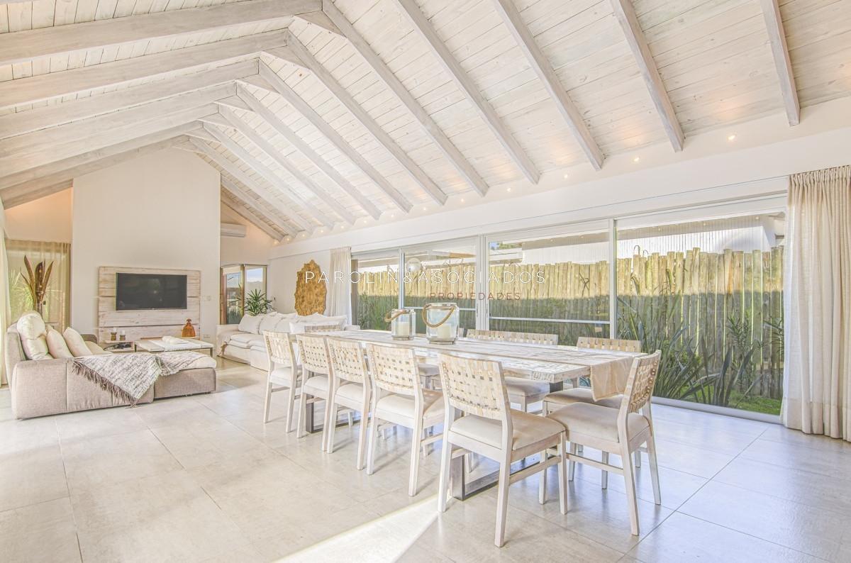 Foto de Casa en venta de 5 dormitorios en suite + dependencia Jose Ignacio, imagen 1