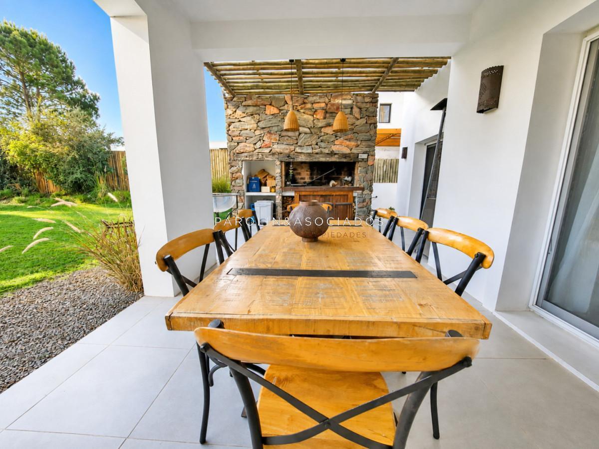 Foto de Casa en venta de 4 dormitorios en barrio privado, Punta del Este., imagen 3