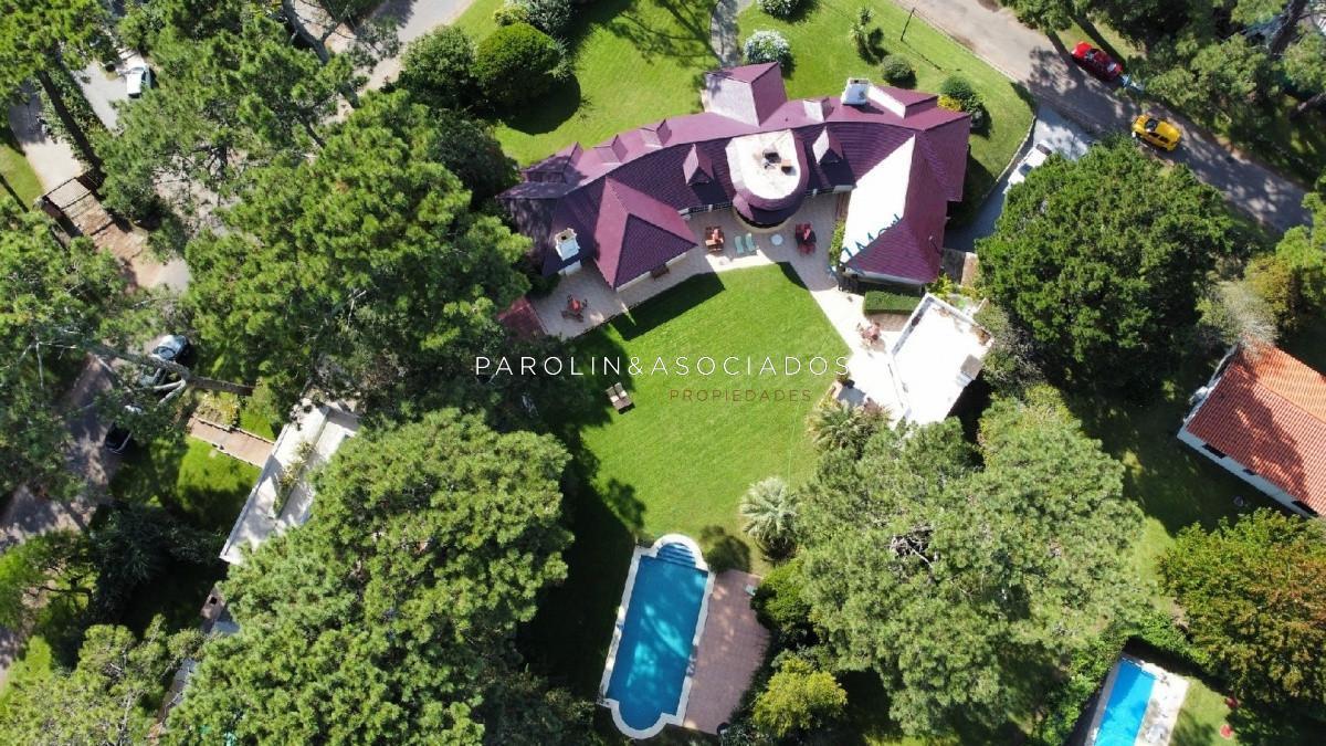 Foto de Residencia de Seis Dormitorios más Dependencia en Barrio Cantegril, imagen 1