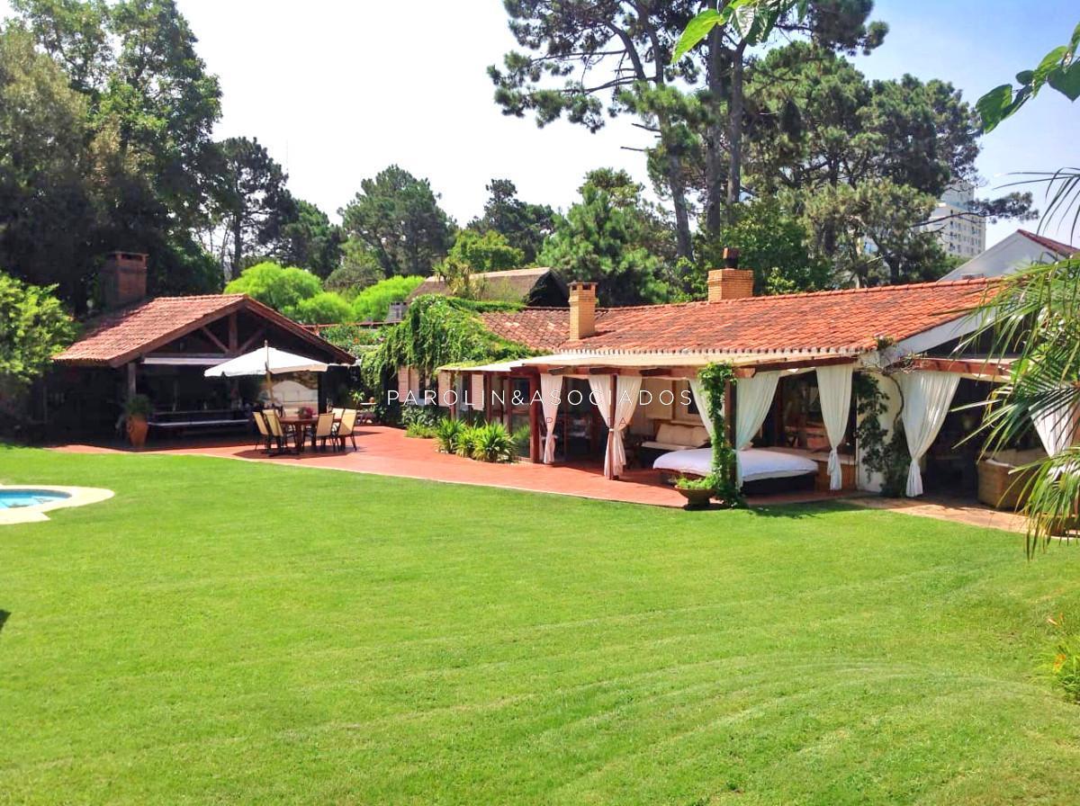 Foto de Playa Mansa, Punta del Este, gran jardín de 1.750 m2 y piscina, imagen 1