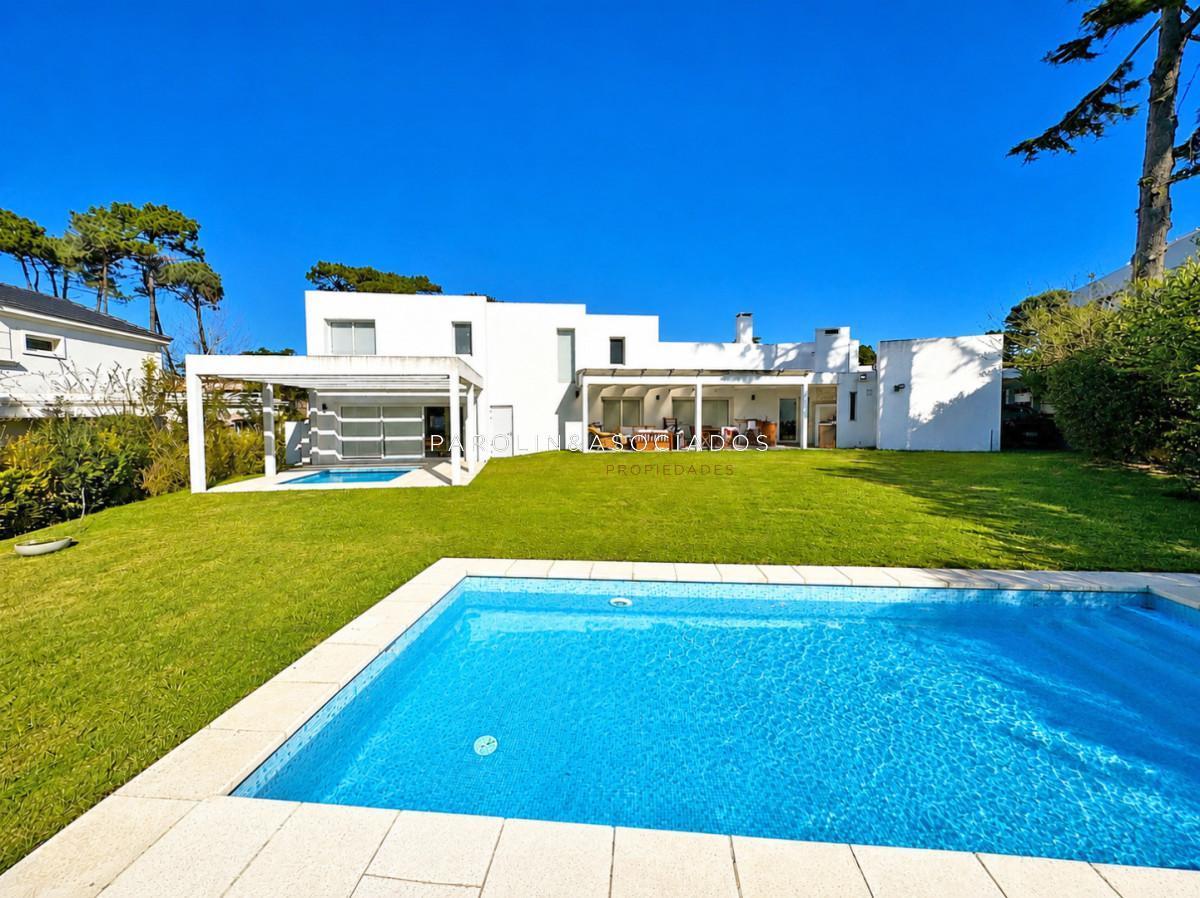 Foto de Casa en venta de 5 dormitorios en barrio privado, Punta del Este., imagen 1