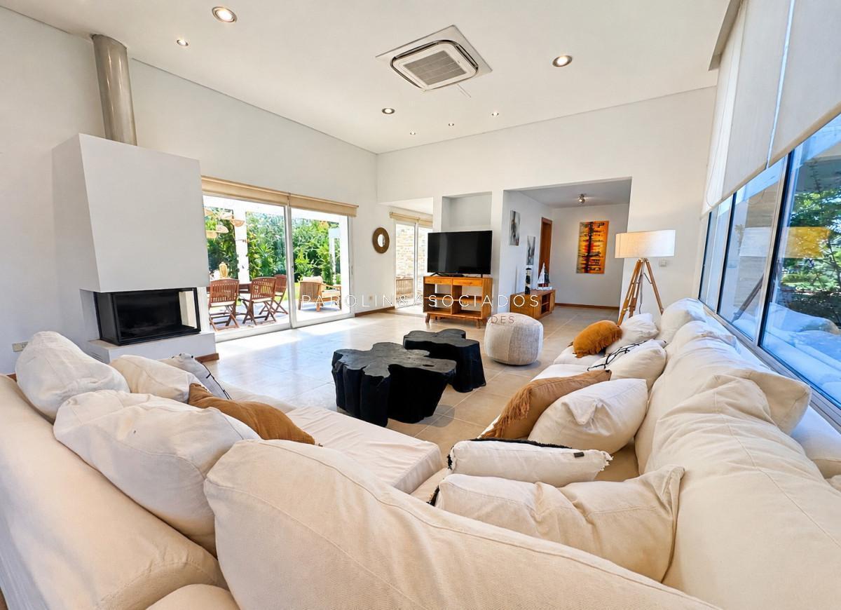 Foto de Casa en venta de 5 dormitorios en barrio privado, Punta del Este., imagen 2