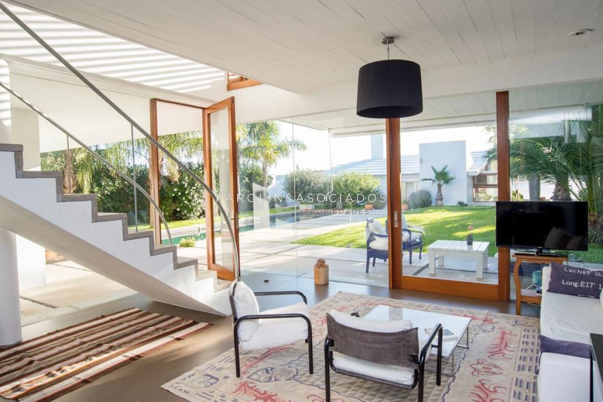 Foto de Moderna casa en venta sobre la arena en La Barra, Punta del Este., imagen 4
