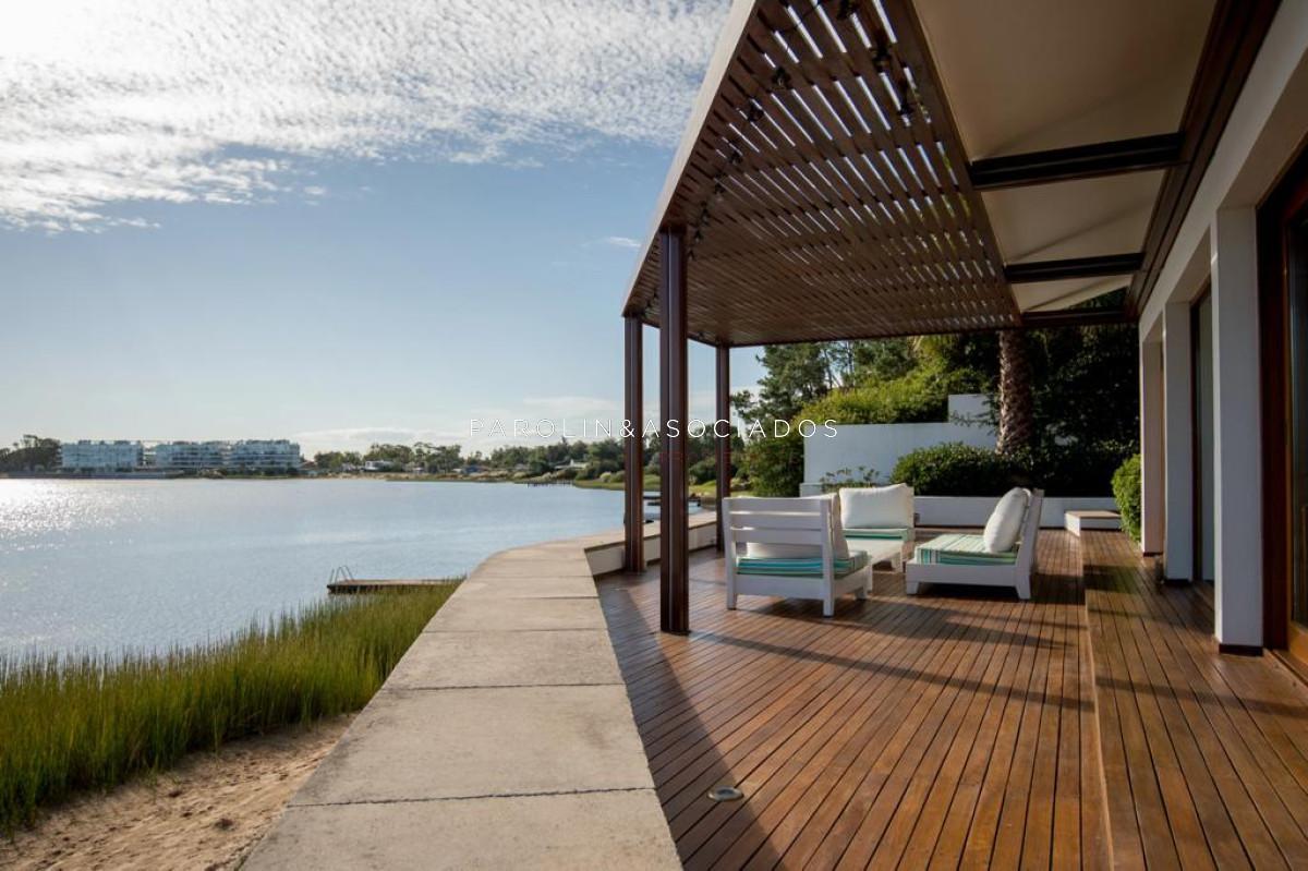 Foto de Moderna casa en venta sobre la arena en La Barra, Punta del Este., imagen 1