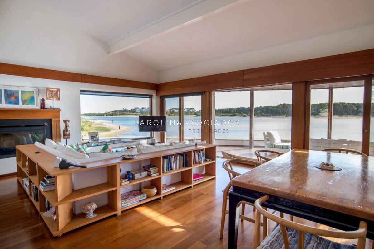 Foto de Moderna casa en venta sobre la arena en La Barra, Punta del Este., imagen 3