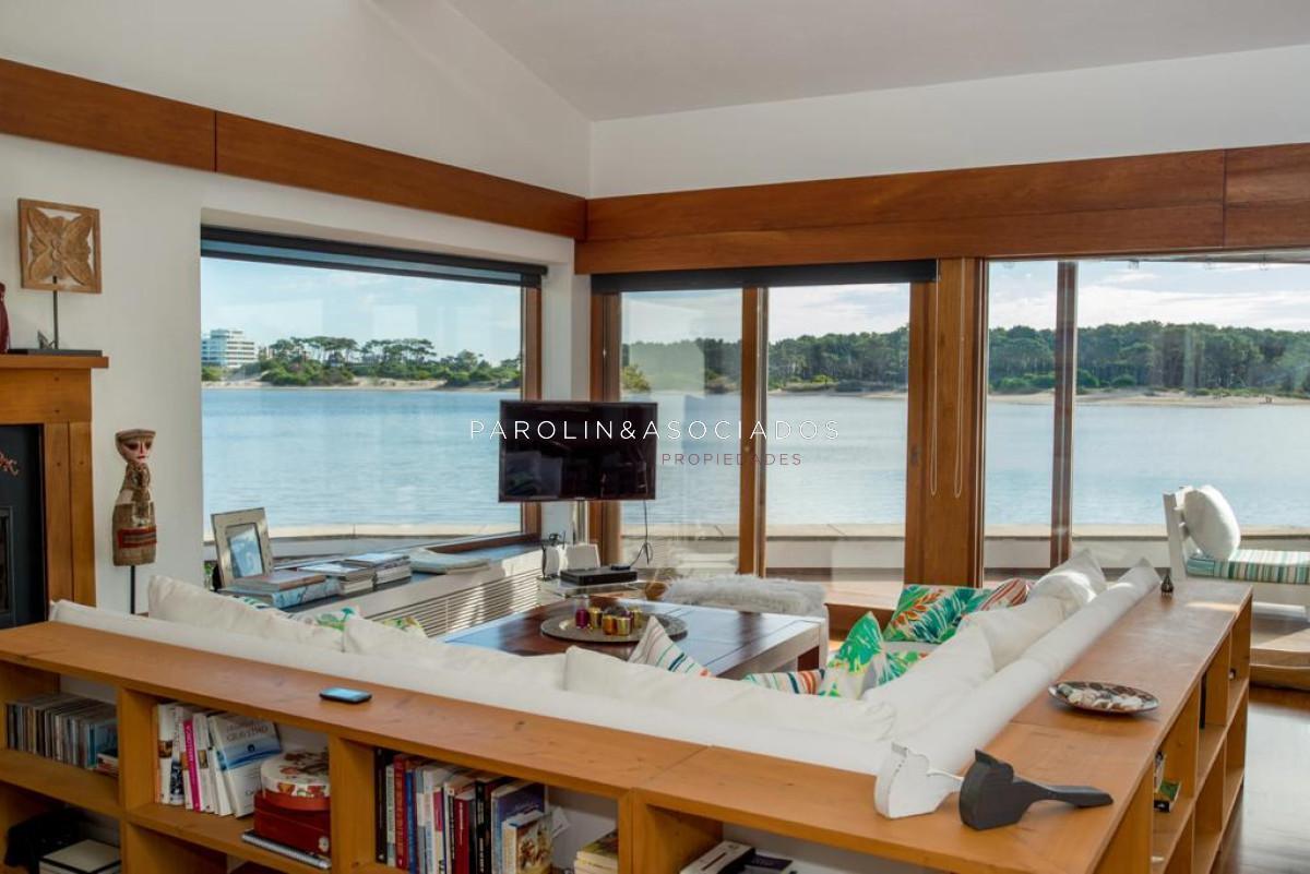 Foto de Moderna casa en venta sobre la arena en La Barra, Punta del Este., imagen 2