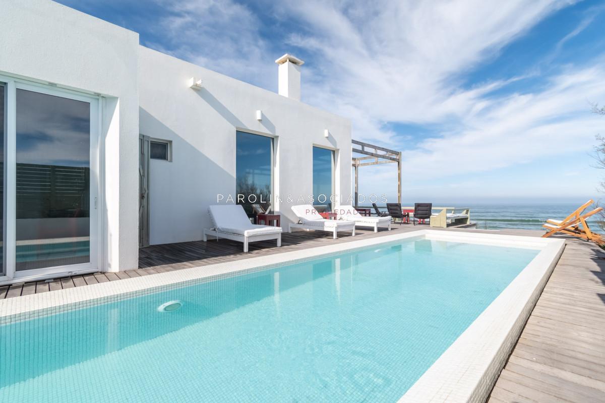 Foto de Excelente casa frente al mar en venta - La Barra, imagen 2