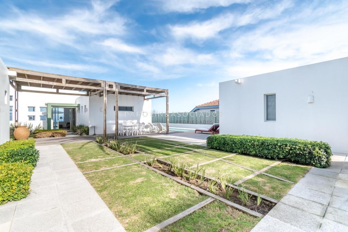 Foto de Excelente casa frente al mar en venta - La Barra, imagen 3