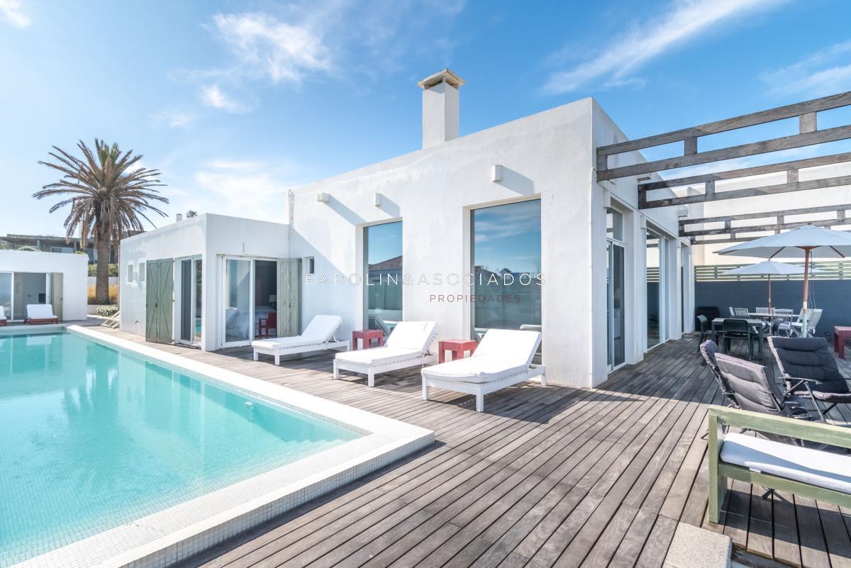 Foto de Excelente casa frente al mar en venta - La Barra, imagen 1
