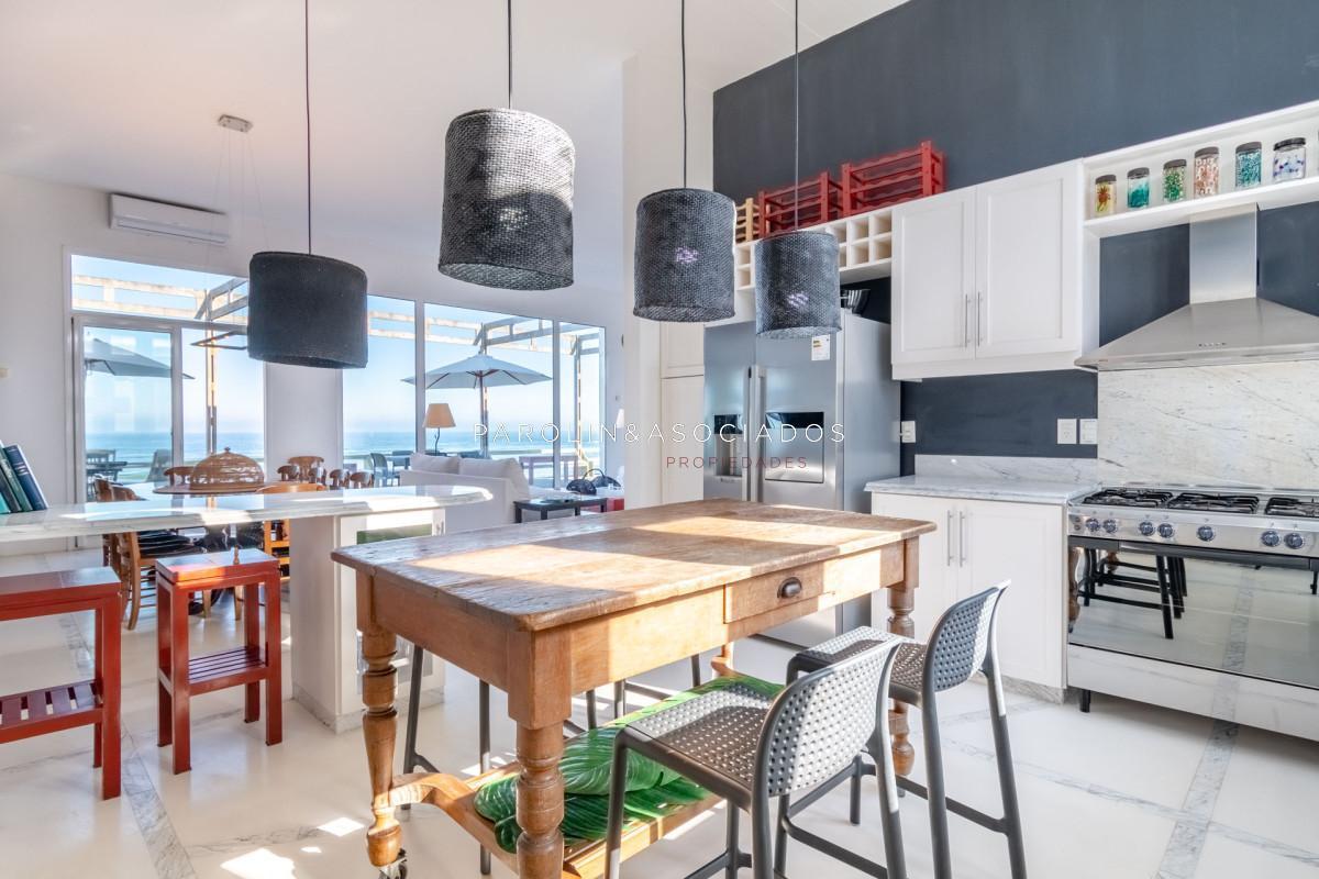 Foto de Excelente casa frente al mar en venta - La Barra, imagen 5