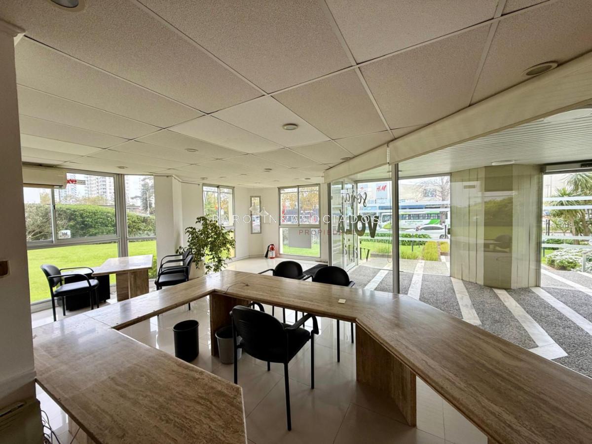 Foto de Local Comercial en Venta Frente a Punta Shopping, Punta del Este, imagen 2