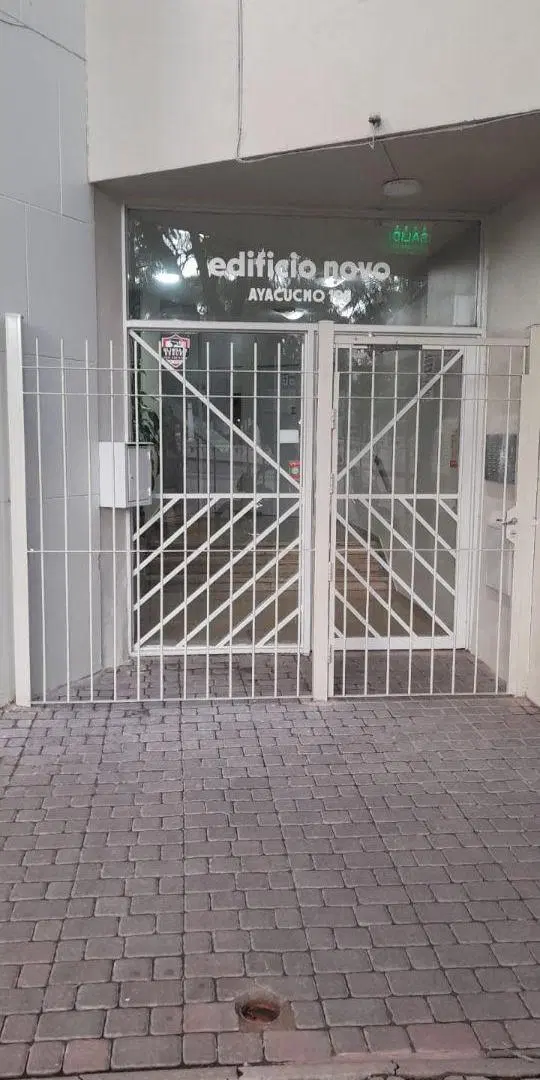 Alquilo dpto en Ayacucho y Caseros, recibe mascotas. 3