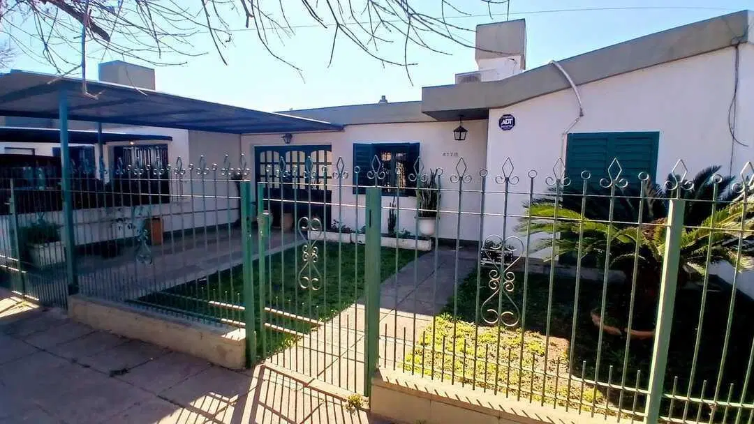CASA EN VENTA MUY LINDA BUEN ESTADO PATIO BARRIO PANAMERICANO 3