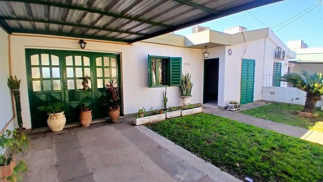 CASA EN VENTA MUY LINDA BUEN ESTADO PATIO BARRIO PANAMERICANO