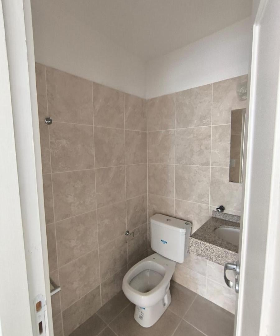 Foto de VENTA LOCAL GIGANTE!!! TRES BAÑOS Y ENTREPISO, imagen 2