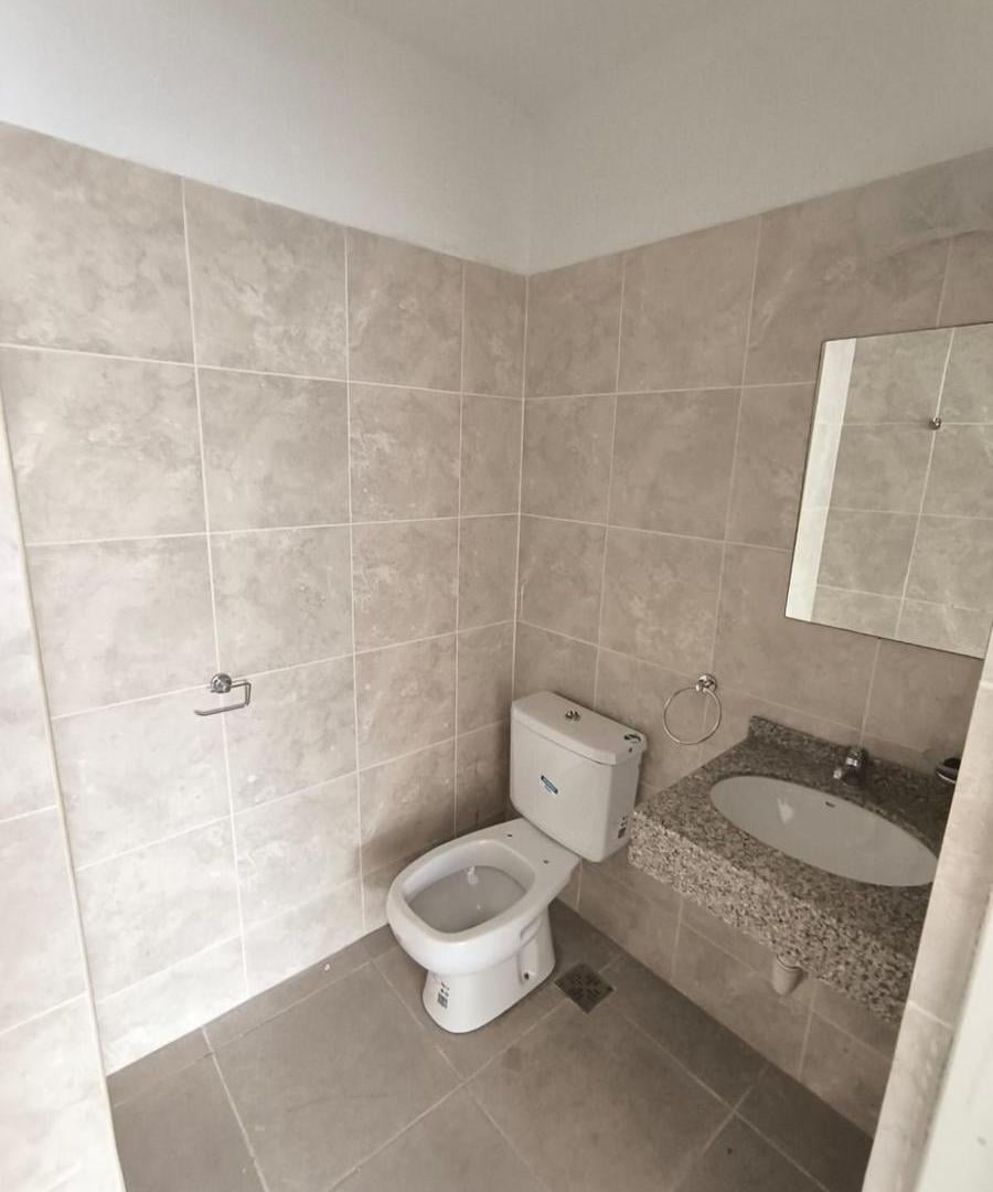Foto de VENTA LOCAL GIGANTE!!! TRES BAÑOS Y ENTREPISO, imagen 5