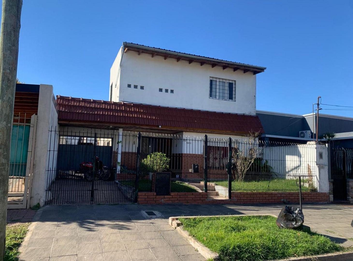 Venta casa 3 dorm lumin c/patio coch V. Ballester