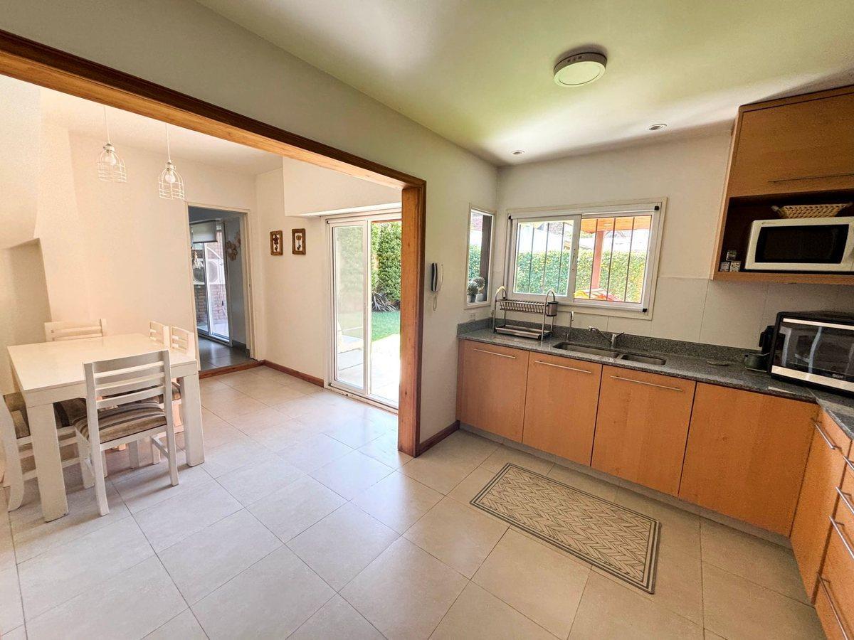 Foto de VENTA CASA 4 AMBIENTES MARTÍNEZ JARDÍN RECICLADA, imagen 2