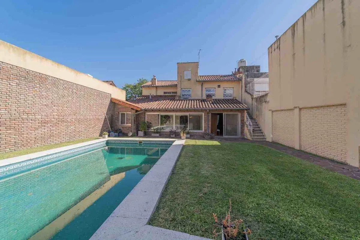 VENTA CASA 5 AMBIENTES MARTINEZ QUINCHO Y PILETA 2