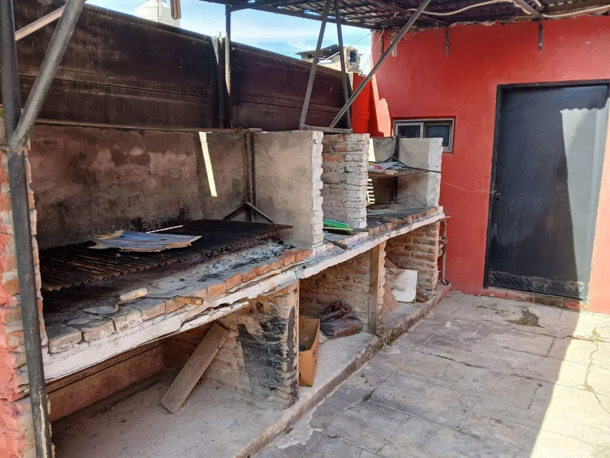 VENTA SALON CON DEPARTAMENTO EN GONZALEZ CATAN 3