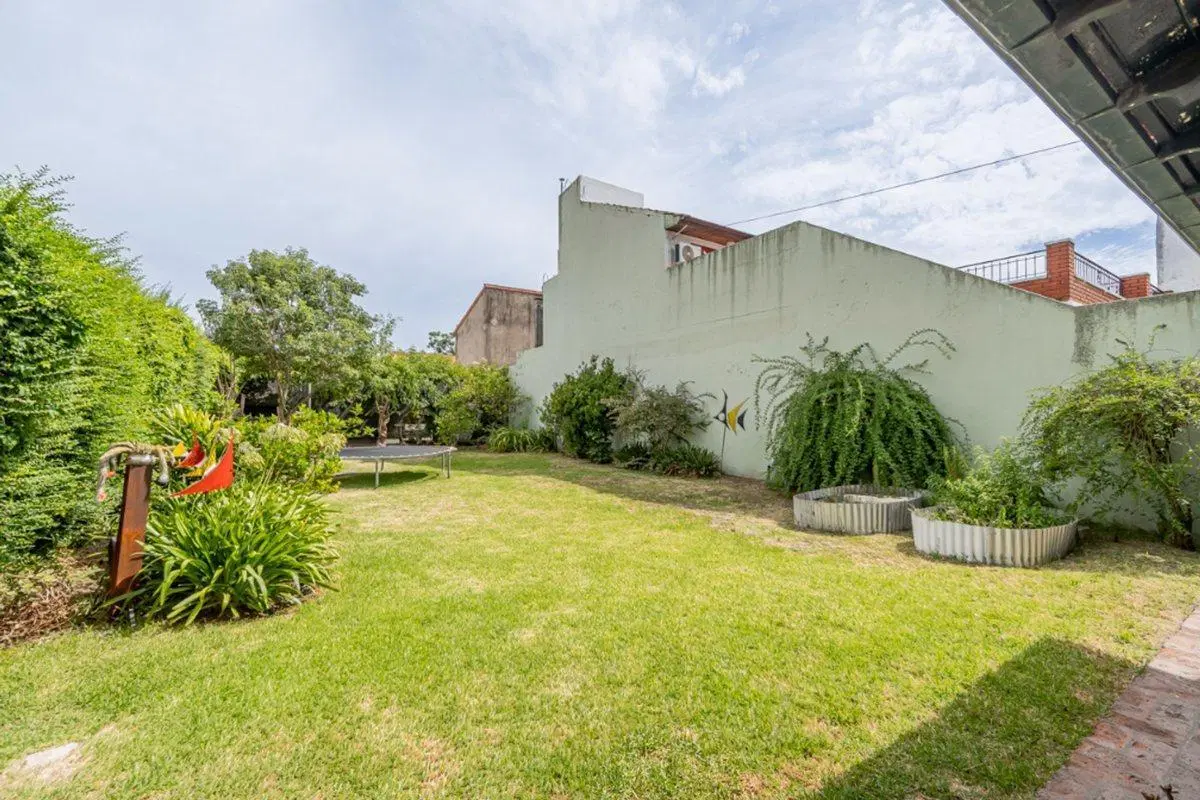 Venta casa 5 ambientes con Jardin ,beccar 2