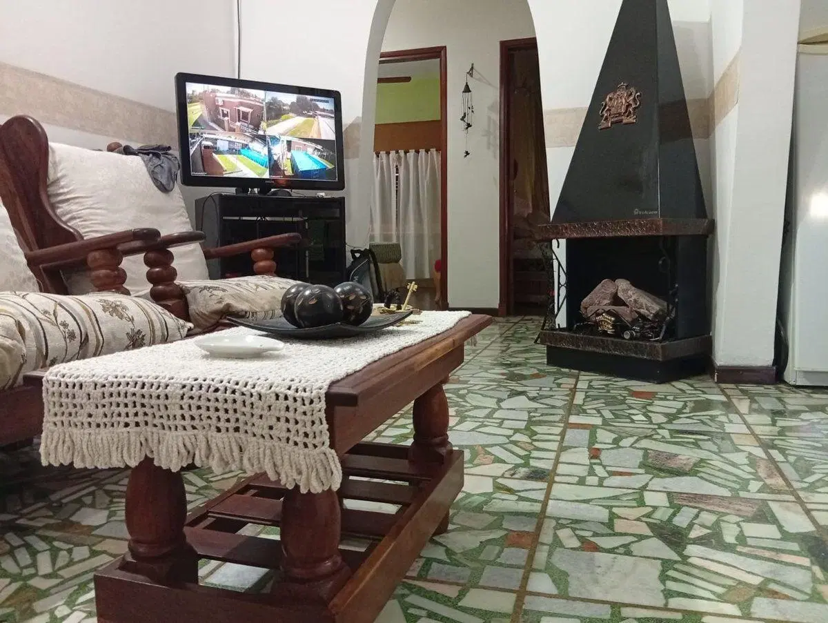 VENTA CASA 3 AMB CON QUINCHO Y PILETA CLAYPOLE 4