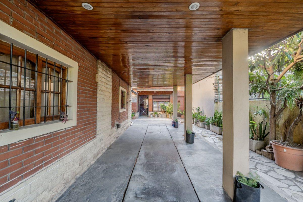 VENTA CASA MULTIFAMILIAR 6 AMBIENTES J LEON SUAREZ