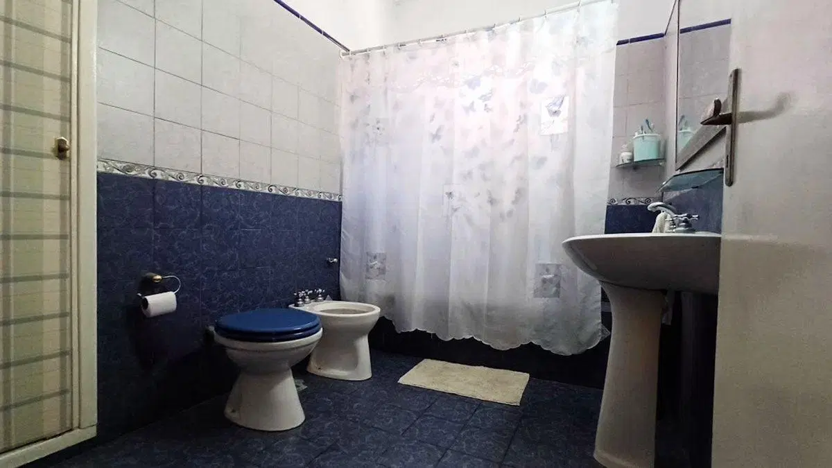 VENTA CASA 4 AMBIENTES. FLORIDA CON JARDIN/COCHERA 2