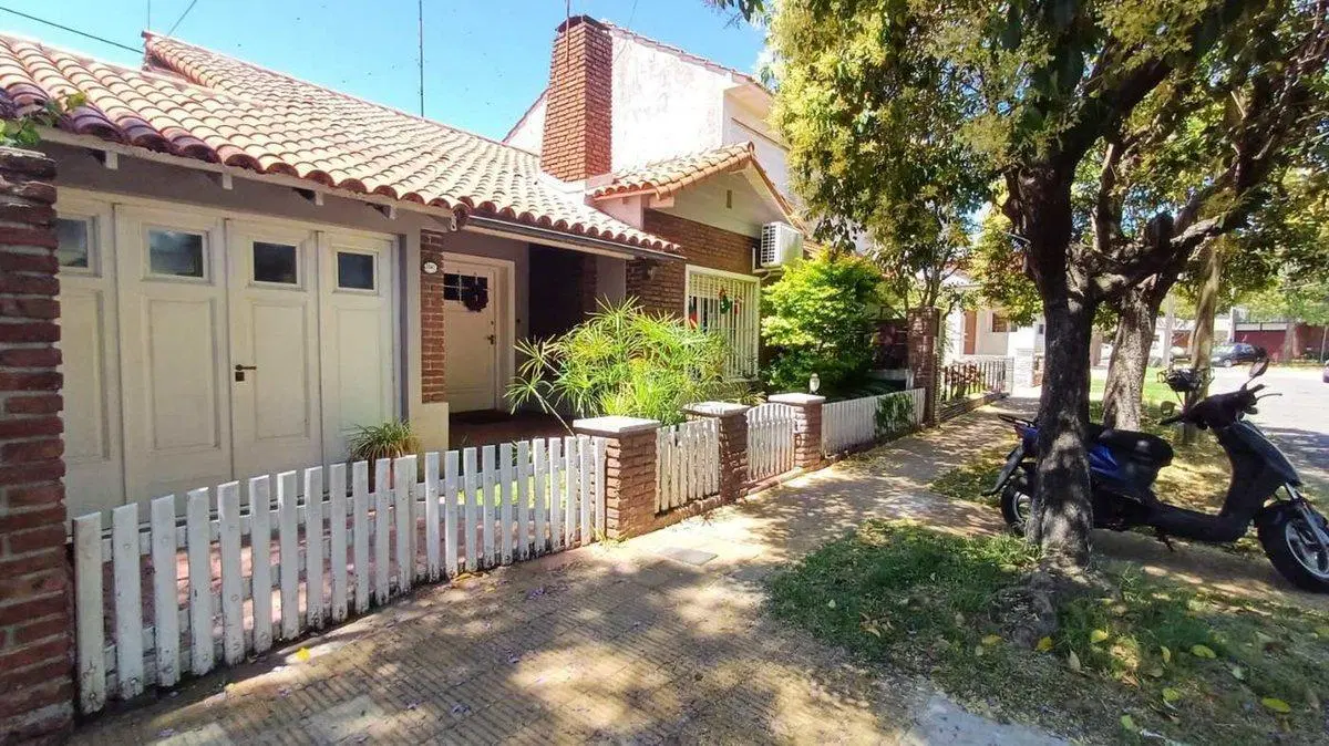 VENTA CASA 4 AMBIENTES. FLORIDA CON JARDIN/COCHERA 4