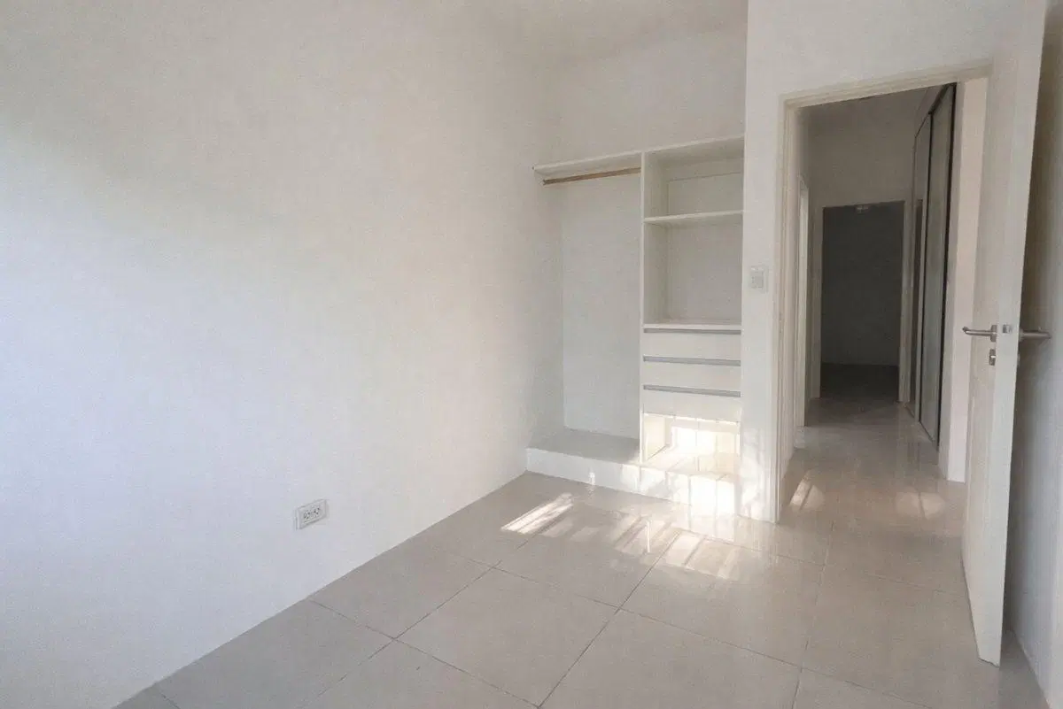 Casa en venta 3 amb con cochera PB Olivos 4