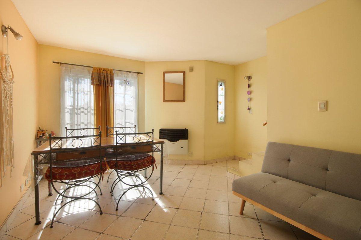VENTA CASA DUPLEX 2 DORMITORIOS PATIO CARAPACHAY