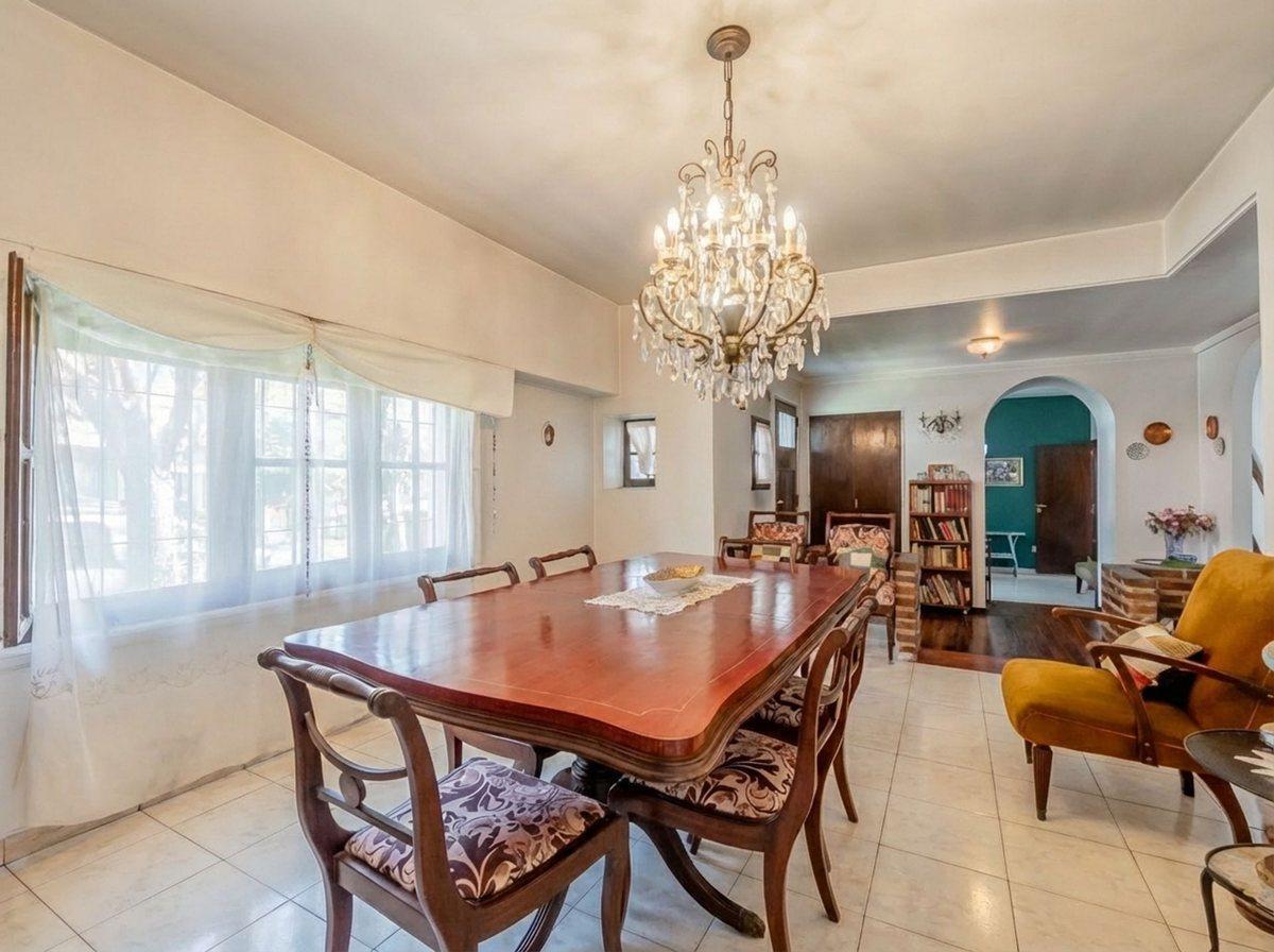 Venta Casa 4 ambientes, Olivos c/ pileta y cochera