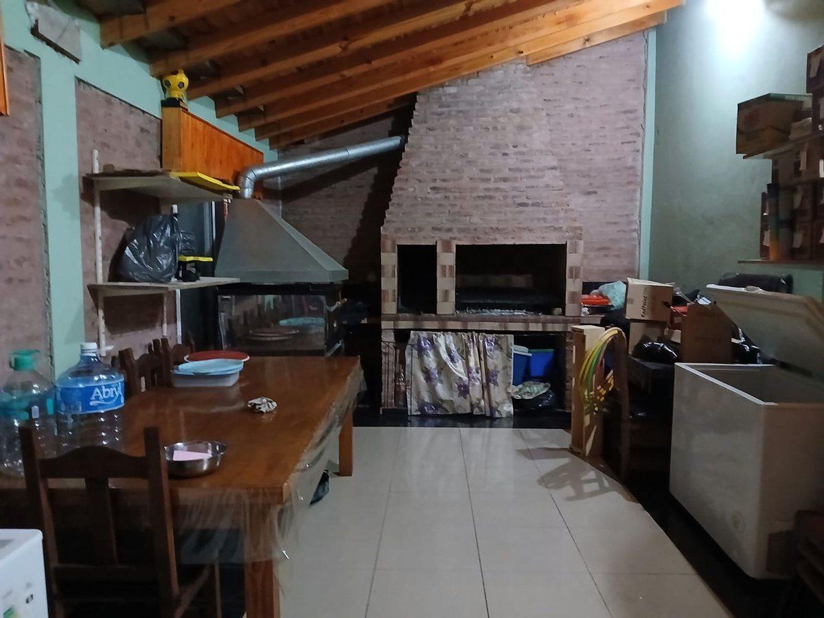 Foto de VENTA SALON CON DEPARTAMENTO EN GONZALEZ CATAN, imagen 4